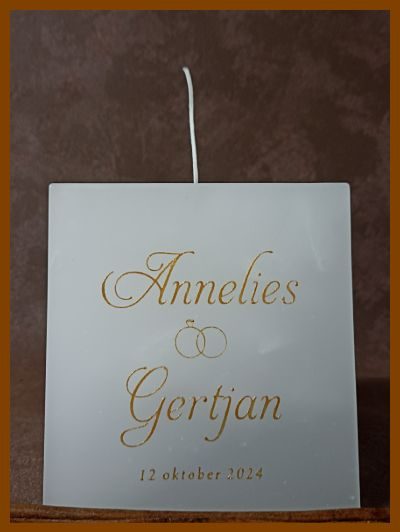 Hoge cilinder huwelijkskaars voorzien van gouden namen en een eigen logo