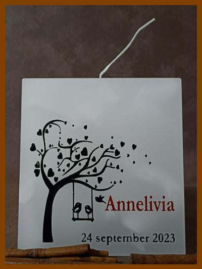 lage dikke vierkante kaars met één wiek of één lont met een hartjesboom en naam Annelivia