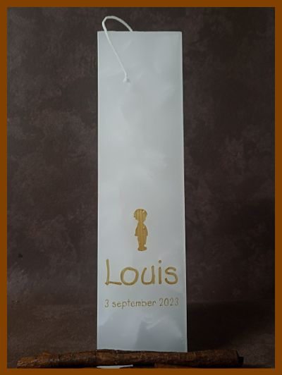 Een eenvoudige balkvormige doopkaars met de naam Louis en de doopdatum in goden kleur geschilderd.