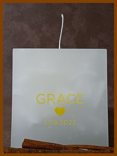 De witte doopkaars voor Grace met een groen hartje.