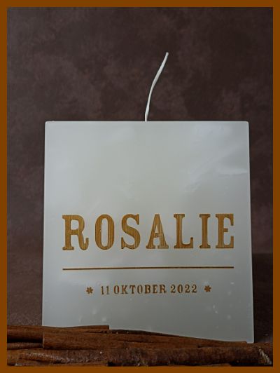 Een witte vierkante doopkaars voor Rosalie met roségouden tekst.
