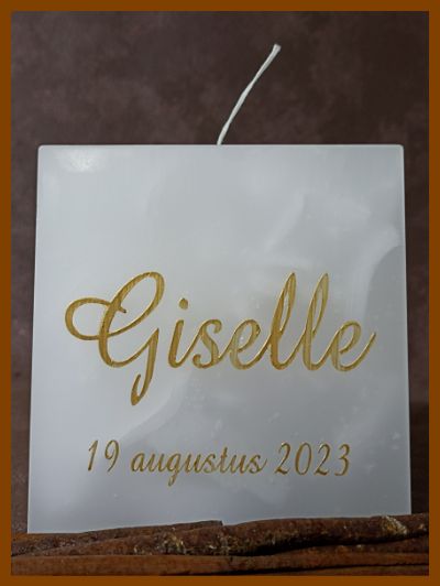 de doopkaars van Giselle met gouden doopdatum