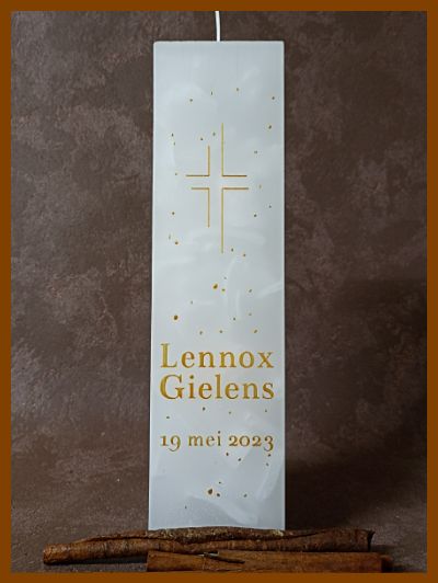 Een gepersonaliseerde doopkaars met strak lettertype, handgemaakt en online besteld via De Kaarsengieterij uit Brugge.