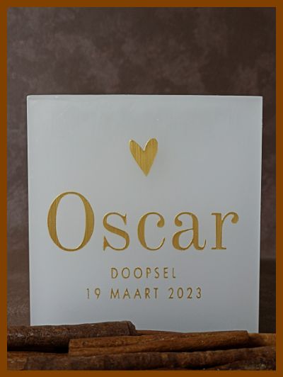 Een gepersonaliseerde doopkaars met een strak lettertype, handgemaakt en online besteld via De Kaarsengieterij uit Brugge.