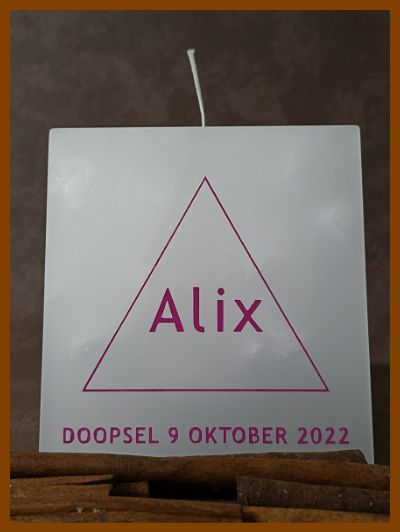 Een gepersonaliseerde doopkaars met een strak lettertype, handgemaakt en online besteld via De Kaarsengieterij uit Brugge.