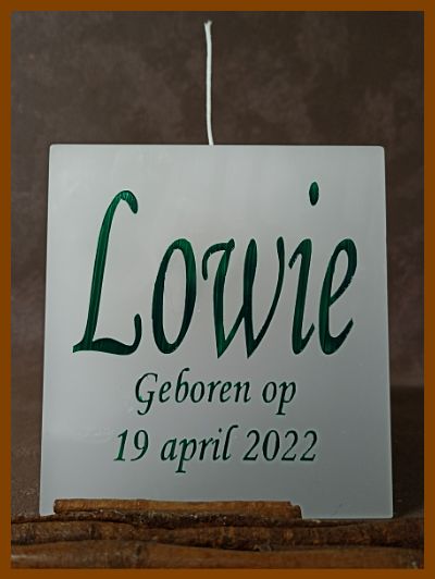 Een gepersonaliseerde doopkaars met een kalligrafisch lettertype, handgemaakt en online besteld via De Kaarsengieterij uit Brugge.