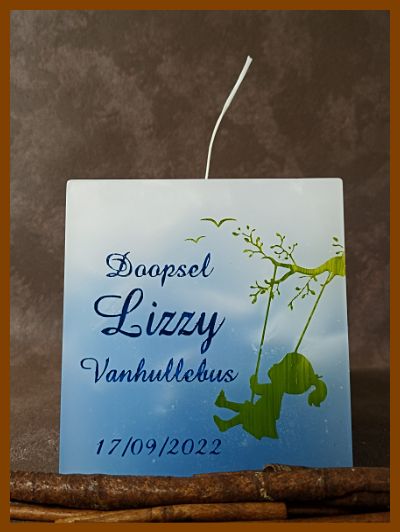 Een gepersonaliseerde doopkaars met een kalligrafisch lettertype, handgemaakt en online besteld via De Kaarsengieterij uit Brugge.