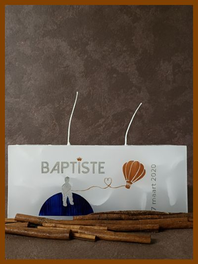 Een mooie handgemaakte doopkaars en met de hand geschilderde teksten zoals doopdatum, geboortedatum en doopdatum.