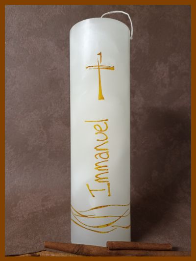 Een mooie handgemaakte doopkaars en met de hand geschilderde teksten zoals doopdatum, geboortedatum en doopdatum.