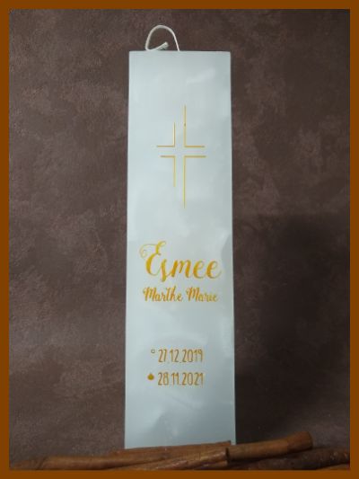 Een handgemaakte doopkaars online laten maken met doopdatum en doopnaam en geboortedatum manueel erop geschilderd in een mooi gouden sierlijk lettertype.