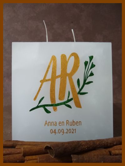Online bestelde eigentijdse huwelijkskaars of klassieke trouwkaars met handbeschilderde huwelijksnamen en huwelijksdatum in een sierlijk gouden lettertype. Geen foto op de kaars gekleefd.