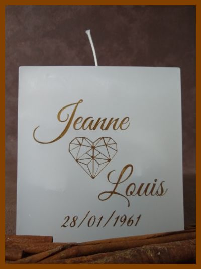 Online bestelde eigentijdse huwelijkskaars of klassieke trouwkaars met handbeschilderde huwelijksnamen en huwelijksdatum in een sierlijk gouden lettertype. Geen foto op de kaars gekleefd.