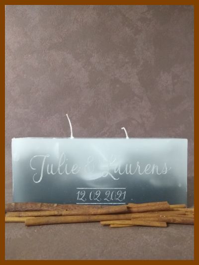 Online bestelde eigentijdse huwelijkskaars of klassieke trouwkaars met handbeschilderde huwelijksnamen en huwelijksdatum in een sierlijk gouden lettertype. Geen foto op de kaars gekleefd.