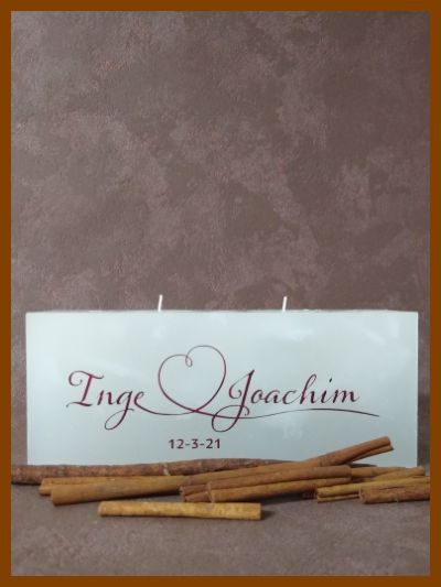 Online bestelde eigentijdse huwelijkskaars of klassieke trouwkaars met handbeschilderde huwelijksnamen en huwelijksdatum in een sierlijk gouden lettertype. Geen foto op de kaars gekleefd.