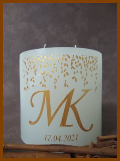 Online bestelde eigentijdse huwelijkskaars of klassieke trouwkaars met handbeschilderde huwelijksnamen en huwelijksdatum in een sierlijk gouden lettertype. Geen foto op de kaars gekleefd.