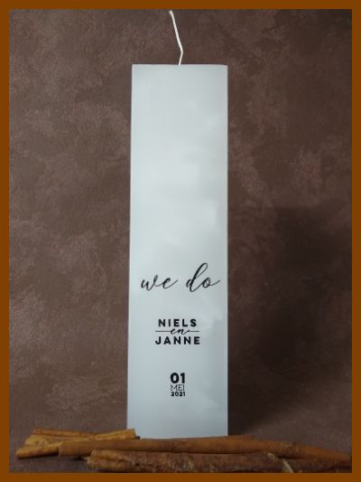 Online bestelde eigentijdse huwelijkskaars of klassieke trouwkaars met handbeschilderde huwelijksnamen en huwelijksdatum in een sierlijk gouden lettertype. Geen foto op de kaars gekleefd.