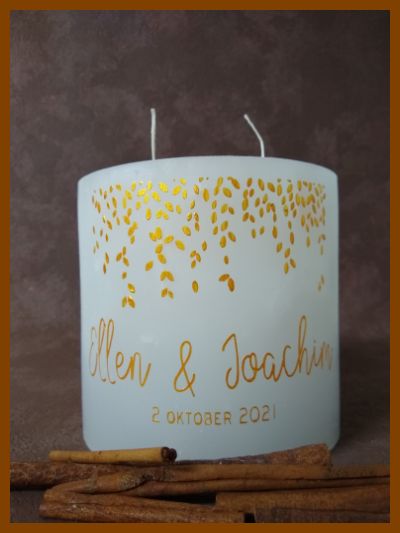 Online bestelde eigentijdse huwelijkskaars of klassieke trouwkaars met handbeschilderde huwelijksnamen en huwelijksdatum in een sierlijk gouden lettertype. Geen foto op de kaars gekleefd.