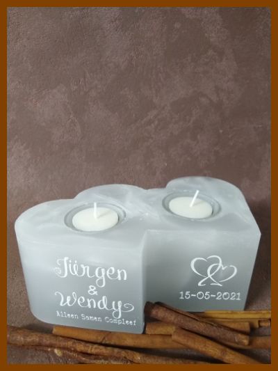 Online bestelde eigentijdse huwelijkskaars of klassieke trouwkaars met handbeschilderde huwelijksnamen en huwelijksdatum in een sierlijk gouden lettertype. Geen foto op de kaars gekleefd.