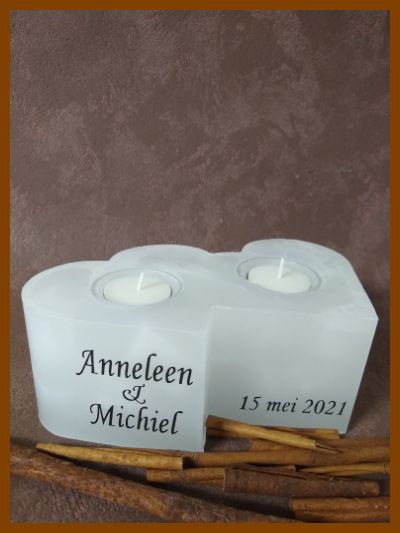 Online bestelde eigentijdse huwelijkskaars of klassieke trouwkaars met handbeschilderde huwelijksnamen en huwelijksdatum in een sierlijk gouden lettertype. Geen foto op de kaars gekleefd.