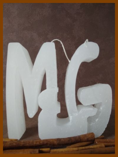 Online bestelde eigentijdse huwelijkskaars of klassieke trouwkaars met handbeschilderde huwelijksnamen en huwelijksdatum in een sierlijk gouden lettertype. Geen foto op de kaars gekleefd.