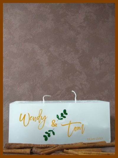 Online bestelde eigentijdse huwelijkskaars of klassieke trouwkaars met handbeschilderde huwelijksnamen en huwelijksdatum in een sierlijk gouden lettertype. Geen foto op de kaars gekleefd.