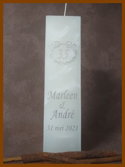 Online bestelde eigentijdse huwelijkskaars of klassieke trouwkaars of jubileumkaars met handbeschilderde huwelijksnamen en huwelijksdatum in een sierlijk gouden lettertype. Geen foto op de kaars gekleefd.