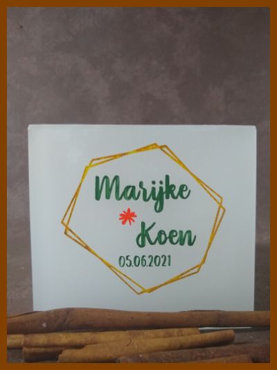 Online bestelde eigentijdse huwelijkskaars of klassieke trouwkaars of jubileumkaars met handbeschilderde huwelijksnamen en huwelijksdatum in een sierlijk gouden lettertype. Geen foto op de kaars gekleefd.