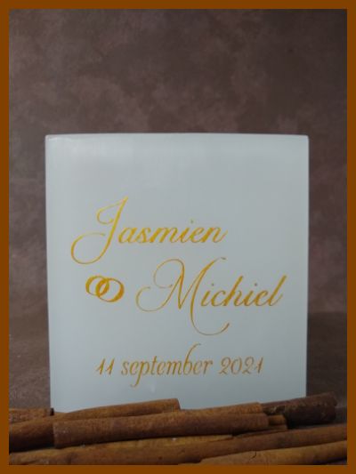 Online bestelde eigentijdse huwelijkskaars of klassieke trouwkaars of jubileumkaars met handbeschilderde huwelijksnamen en huwelijksdatum in een sierlijk gouden lettertype. Geen foto op de kaars gekleefd.