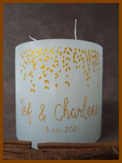 Online bestelde eigentijdse huwelijkskaars of klassieke trouwkaars of jubileumkaars met handbeschilderde huwelijksnamen en huwelijksdatum in een sierlijk gouden lettertype. Geen foto op de kaars gekleefd.