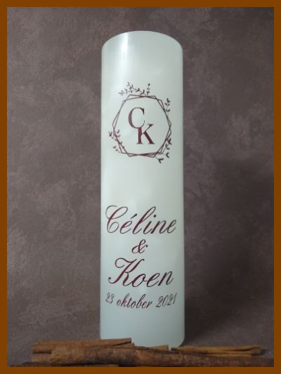 Online bestelde eigentijdse huwelijkskaars of klassieke trouwkaars of jubileumkaars met handbeschilderde huwelijksnamen en huwelijksdatum in een sierlijk gouden lettertype. Geen foto op de kaars gekleefd.