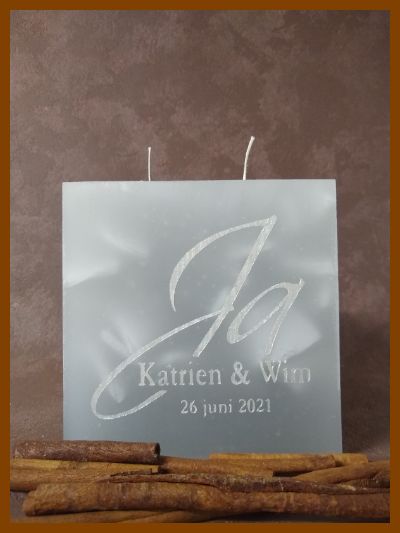 Online bestelde eigentijdse huwelijkskaars of klassieke trouwkaars of jubileumkaars met handbeschilderde huwelijksnamen en huwelijksdatum in een sierlijk gouden lettertype. Geen foto op de kaars gekleefd.