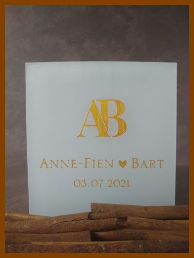 Online bestelde eigentijdse huwelijkskaars of klassieke trouwkaars of jubileumkaars met handbeschilderde huwelijksnamen en huwelijksdatum in een sierlijk gouden lettertype. Geen foto op de kaars gekleefd.