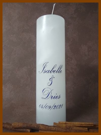 Online bestelde eigentijdse huwelijkskaars of klassieke trouwkaars of jubileumkaars met handbeschilderde huwelijksnamen en huwelijksdatum in een sierlijk gouden lettertype. Geen foto op de kaars gekleefd.