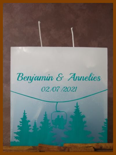 Online bestelde eigentijdse huwelijkskaars of klassieke trouwkaars of jubileumkaars met handbeschilderde huwelijksnamen en huwelijksdatum in een sierlijk gouden lettertype. Geen foto op de kaars gekleefd.