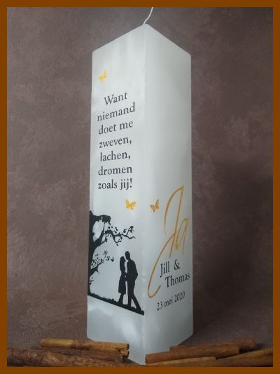 Online bestelde eigentijdse huwelijkskaars of klassieke trouwkaars of jubileumkaars met handbeschilderde huwelijksnamen en huwelijksdatum in een sierlijk gouden lettertype. Geen foto op de kaars gekleefd.