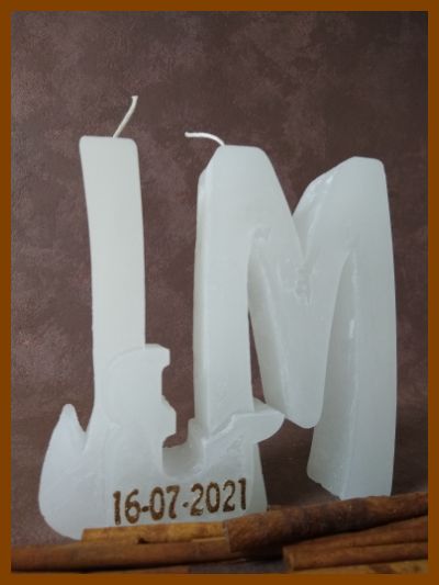 Online bestelde eigentijdse huwelijkskaars of klassieke trouwkaars of jubileumkaars met handbeschilderde huwelijksnamen en huwelijksdatum in een sierlijk gouden lettertype. Geen foto op de kaars gekleefd.