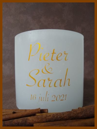 Online bestelde eigentijdse huwelijkskaars of klassieke trouwkaars of jubileumkaars met handbeschilderde huwelijksnamen en huwelijksdatum in een sierlijk gouden lettertype. Geen foto op de kaars gekleefd.
