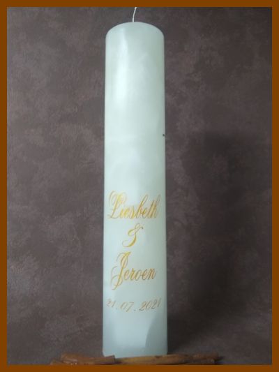 Online bestelde eigentijdse huwelijkskaars of klassieke trouwkaars of jubileumkaars met handbeschilderde huwelijksnamen en huwelijksdatum in een sierlijk gouden lettertype. Geen foto op de kaars gekleefd.