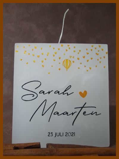 Online bestelde eigentijdse huwelijkskaars of klassieke trouwkaars of jubileumkaars met handbeschilderde huwelijksnamen en huwelijksdatum in een sierlijk gouden lettertype. Geen foto op de kaars gekleefd.