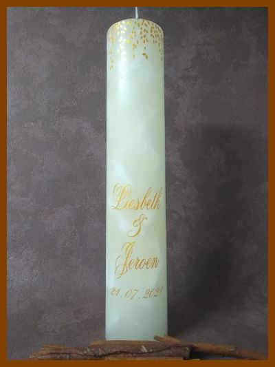 Online bestelde eigentijdse huwelijkskaars of klassieke trouwkaars of jubileumkaars met handbeschilderde huwelijksnamen en huwelijksdatum in een sierlijk gouden lettertype. Geen foto op de kaars gekleefd.