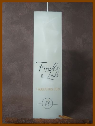 Online bestelde eigentijdse huwelijkskaars of klassieke trouwkaars of jubileumkaars met handbeschilderde huwelijksnamen en huwelijksdatum in een sierlijk gouden lettertype. Geen foto op de kaars gekleefd.