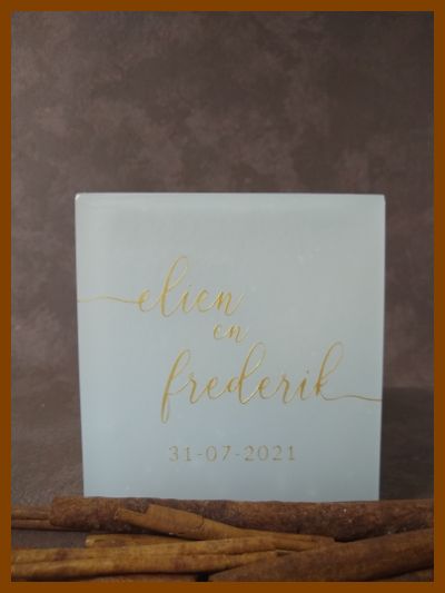 Online bestelde eigentijdse huwelijkskaars of klassieke trouwkaars of jubileumkaars met handbeschilderde huwelijksnamen en huwelijksdatum in een sierlijk gouden lettertype. Geen foto op de kaars gekleefd.