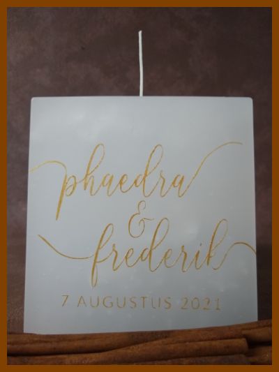 Online bestelde eigentijdse huwelijkskaars of klassieke trouwkaars of jubileumkaars met handbeschilderde huwelijksnamen en huwelijksdatum in een sierlijk gouden lettertype. Geen foto op de kaars gekleefd.