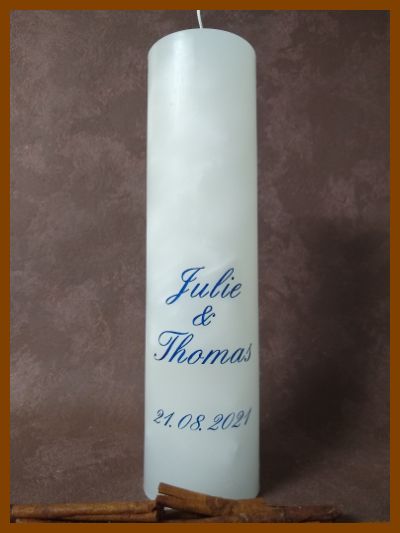 Online bestelde eigentijdse huwelijkskaars of klassieke trouwkaars of jubileumkaars met handbeschilderde huwelijksnamen en huwelijksdatum in een sierlijk gouden lettertype. Geen foto op de kaars gekleefd.