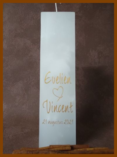 Online bestelde eigentijdse huwelijkskaars of klassieke trouwkaars of jubileumkaars met handbeschilderde huwelijksnamen en huwelijksdatum in een sierlijk gouden lettertype. Geen foto op de kaars gekleefd.