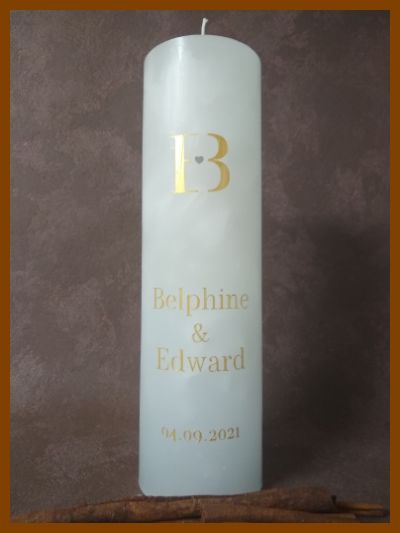 Online bestelde eigentijdse huwelijkskaars of klassieke trouwkaars of jubileumkaars met handbeschilderde huwelijksnamen en huwelijksdatum in een sierlijk gouden lettertype. Geen foto op de kaars gekleefd.