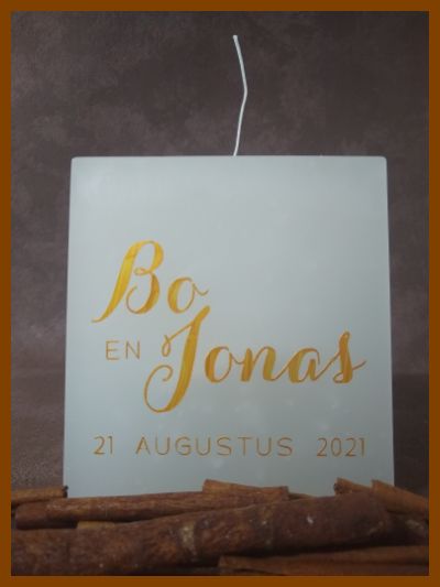 Online bestelde eigentijdse huwelijkskaars of klassieke trouwkaars of jubileumkaars met handbeschilderde huwelijksnamen en huwelijksdatum in een sierlijk gouden lettertype. Geen foto op de kaars gekleefd.