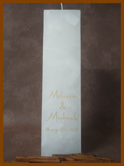 Online bestelde eigentijdse huwelijkskaars of klassieke trouwkaars of jubileumkaars met handbeschilderde huwelijksnamen en huwelijksdatum in een sierlijk gouden lettertype. Geen foto op de kaars gekleefd.