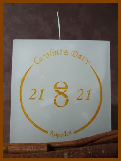 Online bestelde eigentijdse huwelijkskaars of klassieke trouwkaars of jubileumkaars met handbeschilderde huwelijksnamen en huwelijksdatum in een sierlijk gouden lettertype. Geen foto op de kaars gekleefd.