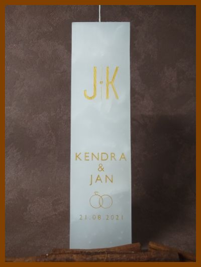 Online bestelde eigentijdse huwelijkskaars of klassieke trouwkaars of jubileumkaars met handbeschilderde huwelijksnamen en huwelijksdatum in een sierlijk gouden lettertype. Geen foto op de kaars gekleefd.